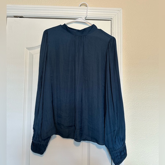 Maison D' Amelie Tops - NWT Maison d’Amelie Blouse with button details